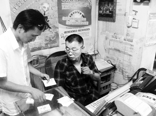 　　站點中出大獎后前來購彩的人絡(luò)繹不絕