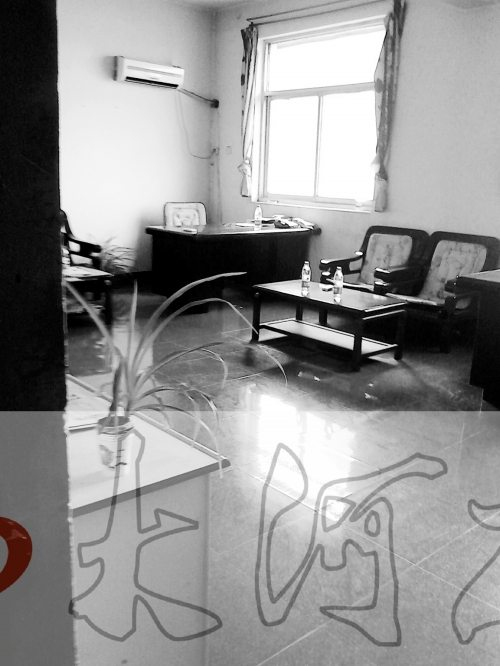 上班時間，這間辦公室內(nèi)卻空無一人。