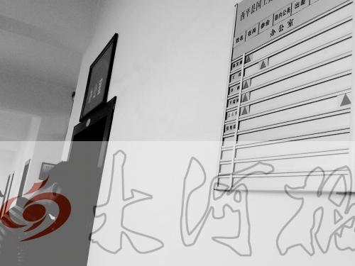 　7月4日上午，西平縣國土局辦公室門口在崗牌子高高掛，但里面空無一人。