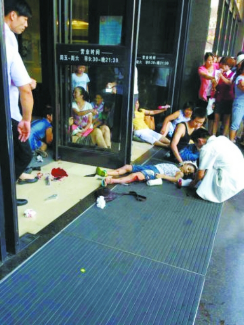 許昌女子無(wú)照駕駛釀慘禍 油門當(dāng)剎車致1死11傷