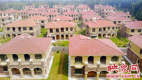 這里的別墅共計(jì)30多棟，有兩層的，也有三層的，主體、裝修都已經(jīng)完工