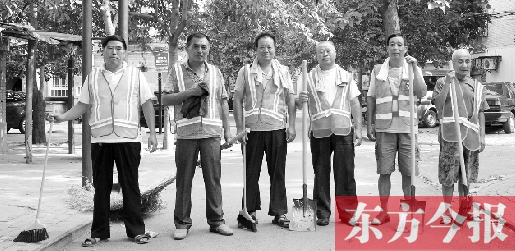 昨天下午6點(diǎn)，6名環(huán)衛(wèi)工人相伴乘坐B1返回27公里外的花園口村。