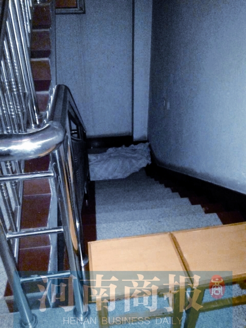 昨晚7點多，女孩的尸體還未移走 見習記者 姬中貴/攝