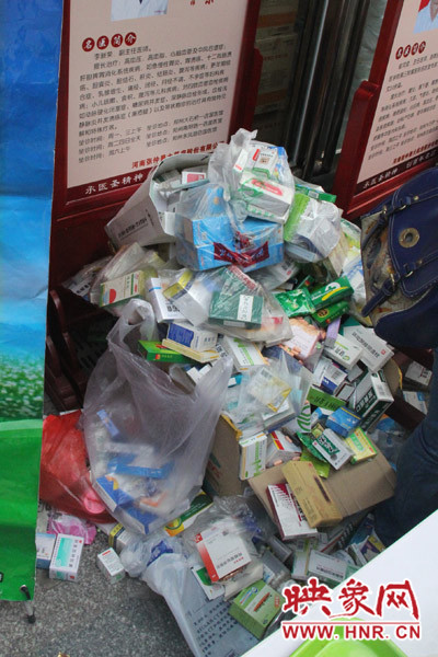 兌換點(diǎn)負(fù)責(zé)人表示，一整天兌換的過(guò)期藥有這樣的七八倍