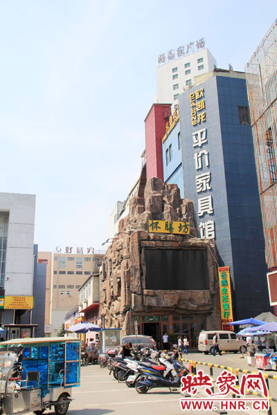 在該酒店一層的入口處，屹立著一座4層樓高的假山，氣勢(shì)雄偉。