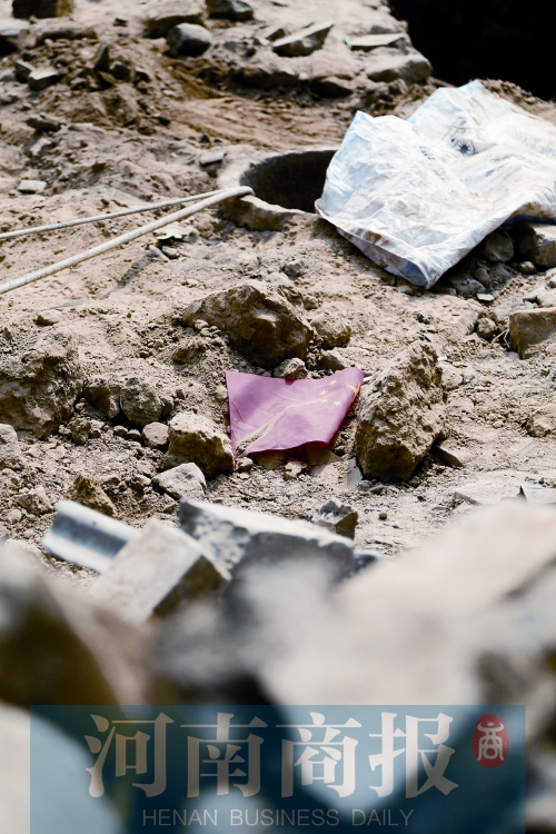 　　孩子墜井前，手里拿著國旗，邊走邊玩……