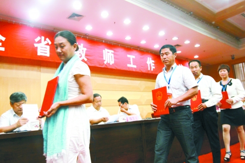 昨日，我省諸多優(yōu)秀教師獲頒“師德標(biāo)兵”、“師德先進(jìn)個(gè)人”等榮譽(yù)證書(shū)。