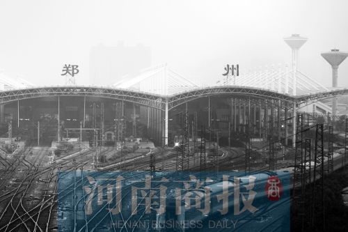 從解放路立交向南望去，火車(chē)站南側(cè)一座高樓在霧霾中若隱若現(xiàn)