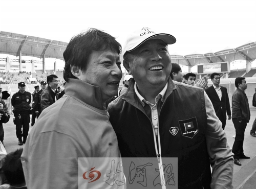 比賽結(jié)束后，老胡熱情擁抱老唐。