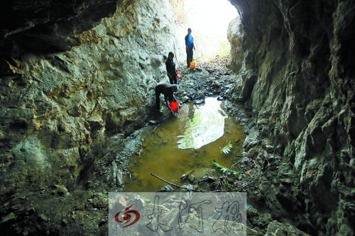 村民說以前這里的水很深，現(xiàn)在也就剩這么一點(diǎn)兒了。