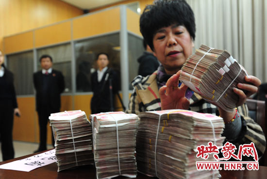 當(dāng)天共發(fā)放執(zhí)行款4110萬元。其中，支票4018萬元，現(xiàn)金92萬元。