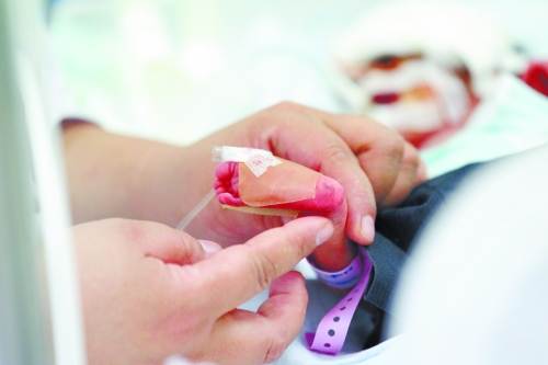 早產(chǎn)兩個(gè)月，孩子的生命之路更需要親人的陪伴。