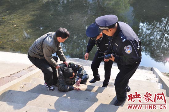 該男子滾入冰冷的金水河，嗆了幾口污水，連滾帶爬從水中出來，隨后被金水路派出所民警救上岸。