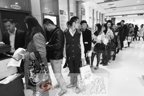 昨天,除復(fù)印材料處有新人排隊外,金水區(qū)民政局婚姻登記處大廳內(nèi)處未見新人排隊的火爆場景。