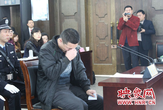 庭審現(xiàn)場，被告人常樹民哽咽著宣讀手中的悔恨書。