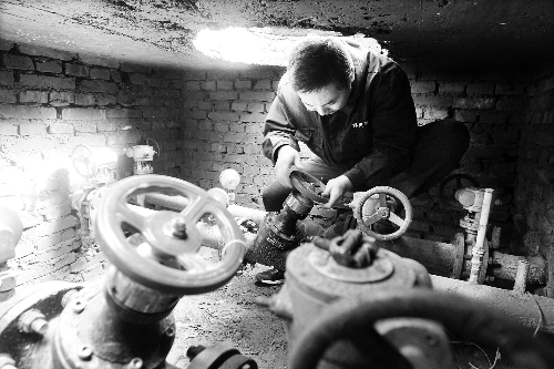 工作人員打開閥門，今冬供暖正式拉開大幕