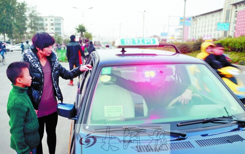 看見(jiàn)有帶小孩的乘客，王師傅都會(huì)遞上字條，提醒乘客。