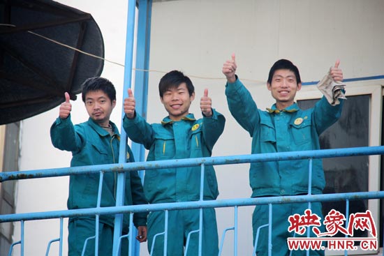 干的好的時候，他們會給同伴豎起大拇指