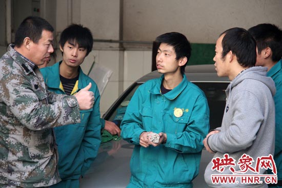 楊冠軍（左）在和兄弟們交流時，多數(shù)都是用手語