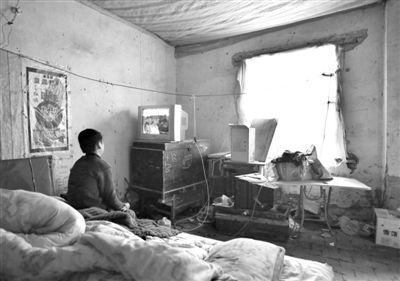 11月21日，武文英小兒子中午放學回家坐在床上看電視，母親進看守所之后，小兒子變得沉默寡言。