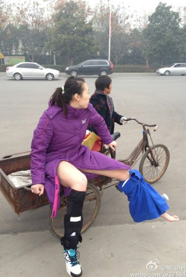 楊婕與朱婷相撞受傷下場-街頭大媽三輪送賓館。