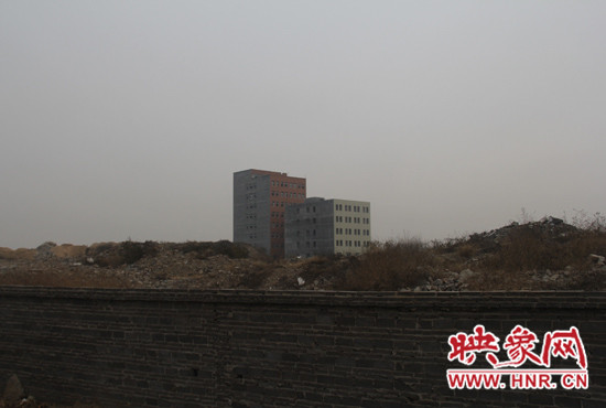 一墻之隔，但內(nèi)外環(huán)境卻截然不同