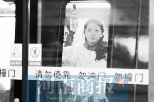 首個上班高峰，地鐵乘客以年輕的上班族為主