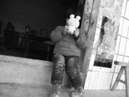 對(duì)自己的怪病，依依懵然無知。