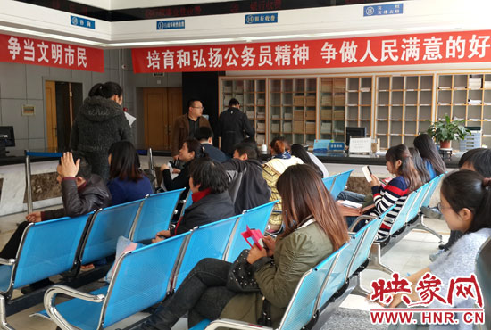 鄭州工商局辦事大廳內(nèi)都是等待登記注冊(cè)的人