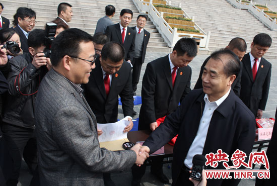 在新密市法院，省高院院長(zhǎng)張立勇為拍得轎車的陳先生發(fā)放車鑰匙。