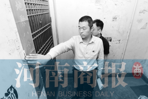 　來到馬某家，法官被拒之門外