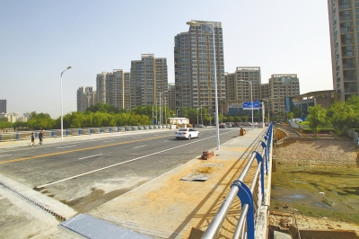 東風渠上又一座人車兩用橋正式通車。