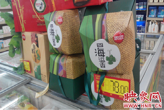 今年商場里的散裝、袋裝粽子多了，盒裝粽子的售價(jià)也更加親民。