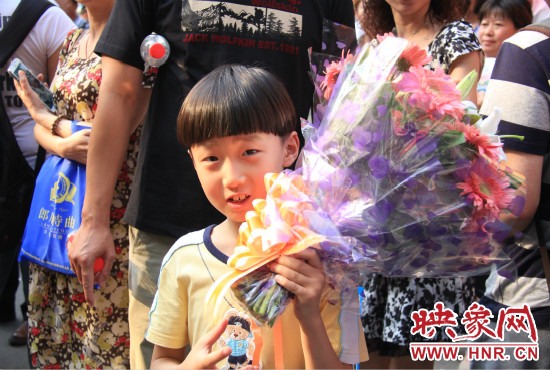 杜澤一直在考點(diǎn)門口等待表姐走出考場。