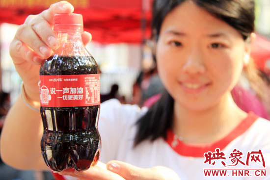 掃描瓶身二維碼，獲取對應(yīng)歌詞flash動畫