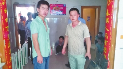 在吳文舉老師的幫助下，王強(qiáng)強(qiáng)（左）從傳銷窩點(diǎn)成功脫險(xiǎn)。