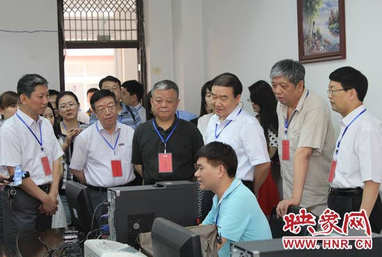 在評卷質(zhì)檢組,工作人員介紹說,今年有四級質(zhì)檢(即小組質(zhì)檢、題組質(zhì)檢、學(xué)科質(zhì)檢、省質(zhì)檢),確保嚴(yán)把質(zhì)量