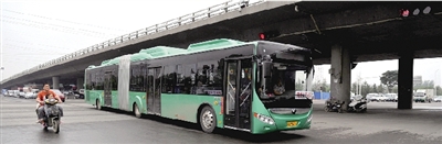 昨日上午，一輛B3快速公交測(cè)試車行駛在西三環(huán)的線路上。