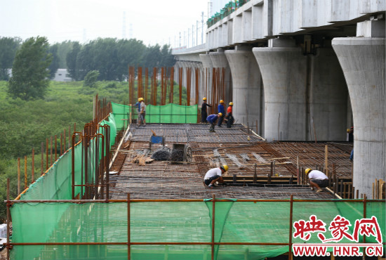 鄭信路站的工地上,工人正在加緊施工。