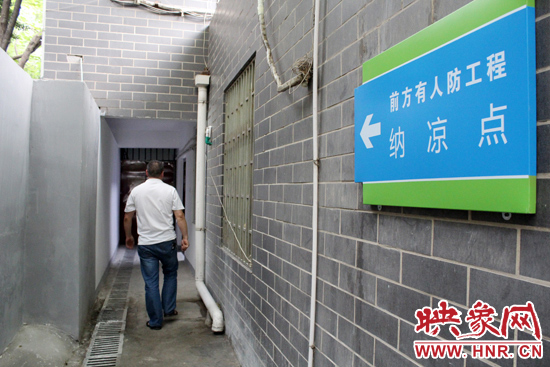 在每一處納涼點(diǎn)均有醒目標(biāo)志，市民可就近前往。