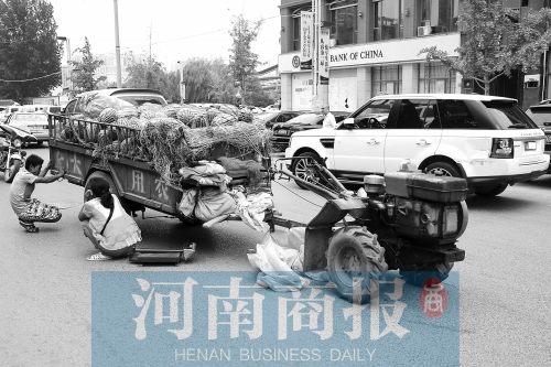 兩車相蹭后，小陳與妻子慌了神