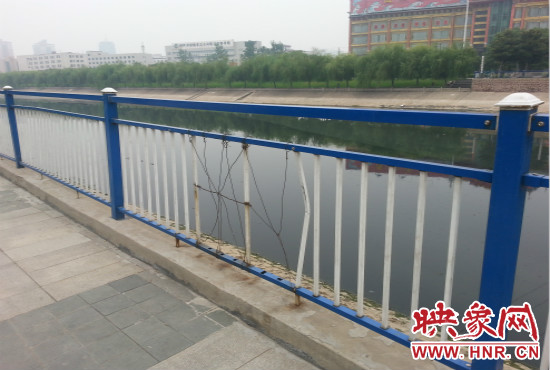 公園內多個護欄中間的鋼筋條不翼而飛，僅僅是用幾根細細鐵絲纏住。