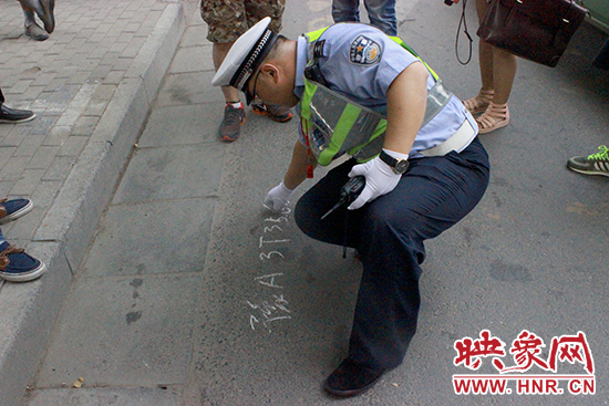 民警給被拖走的車主留下聯(lián)系方式