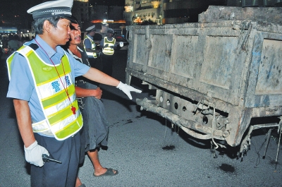 交警將闖禁行上立交橋的泔水車(chē)攔下
