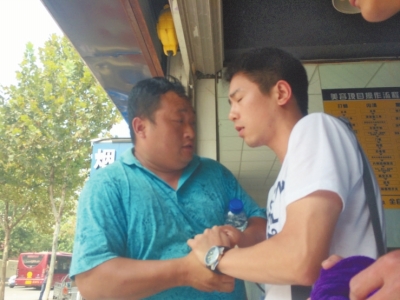 記者正查看照片，突遭藍(lán)衣男強(qiáng)搶手機(jī)。