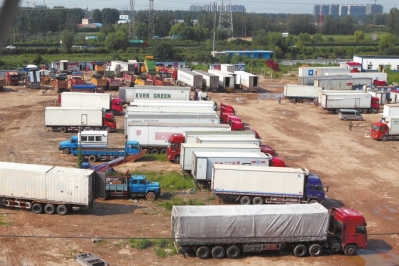 抓賭前，處警民警就藏身在這些廂式貨車內(nèi)。