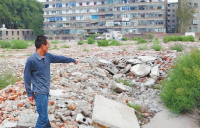 寧寧的父親說：女兒就是在這兒被打的。