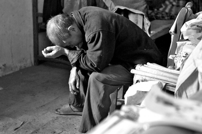 妞妞的爺爺至今仍深陷自責(zé)與悲傷之中,不能自拔。