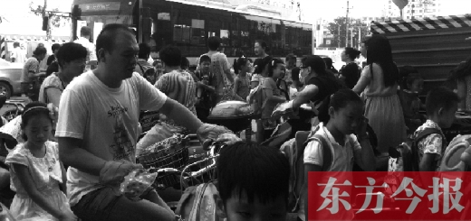 9月4日下午，文化路一小附近，大批陪讀家長(zhǎng)接孩子。