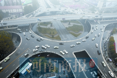 紫荊山立交橋，如今是許多人上下班的必經(jīng)之路